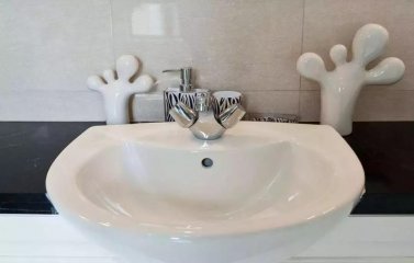 移動(dòng)廁所的馬桶、面盆油漬和污垢不知如何去除